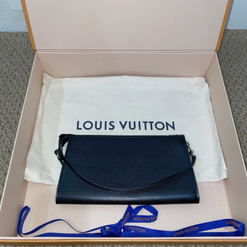 Louis Vuitton Epi Pochette Black Leather Silver Hardware